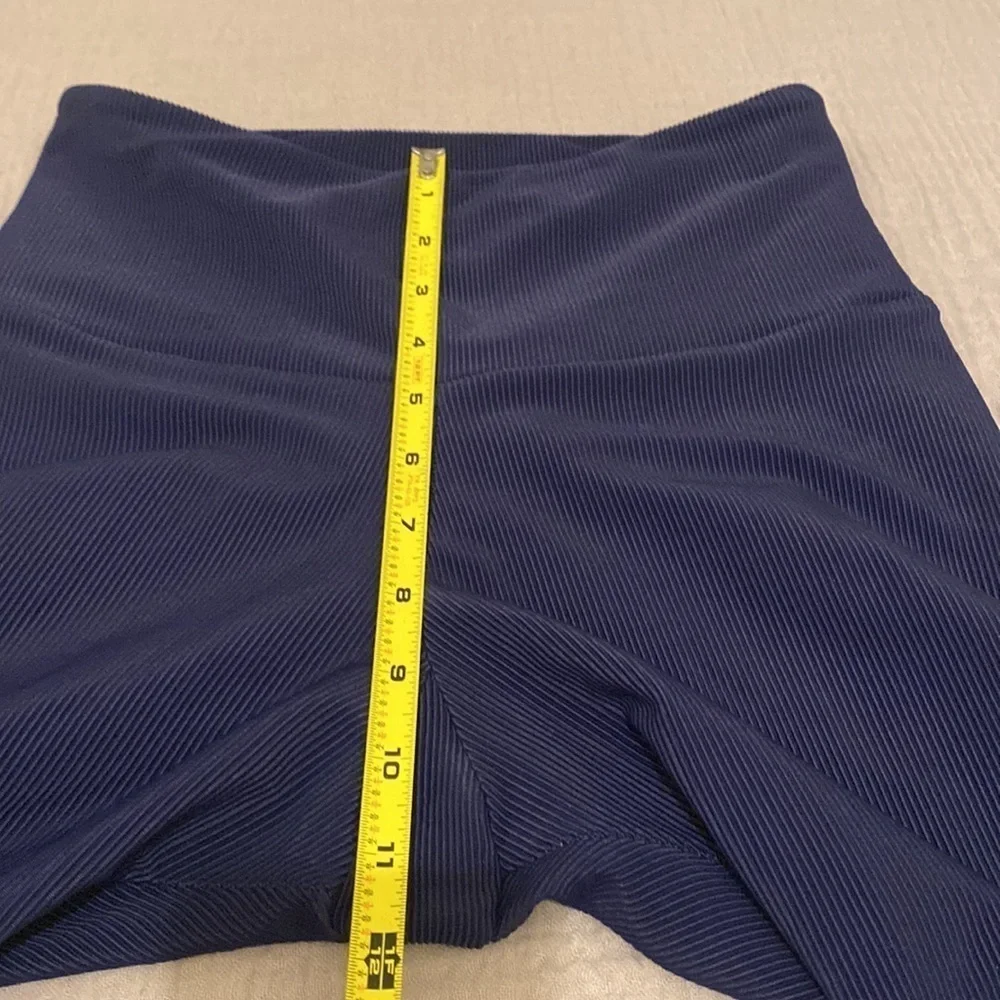 ONZIE Flow Revolve navy leggings . Size S. Very good condition